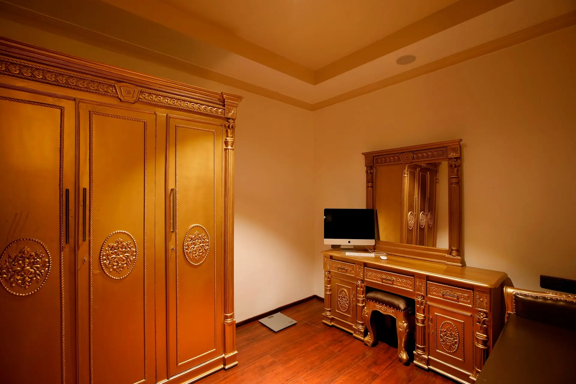 Presidential Suite Hand-Carved Ladakhi Ceiling